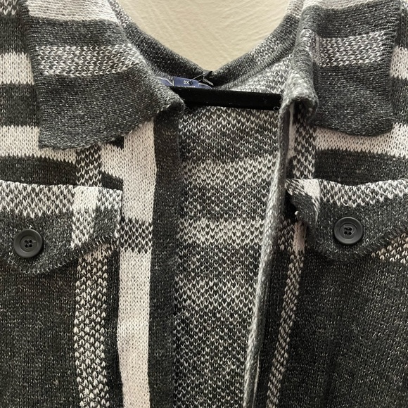 Long light knit sweater jacket with pockets in size 3X in several gray colors - Picture 5 of 6